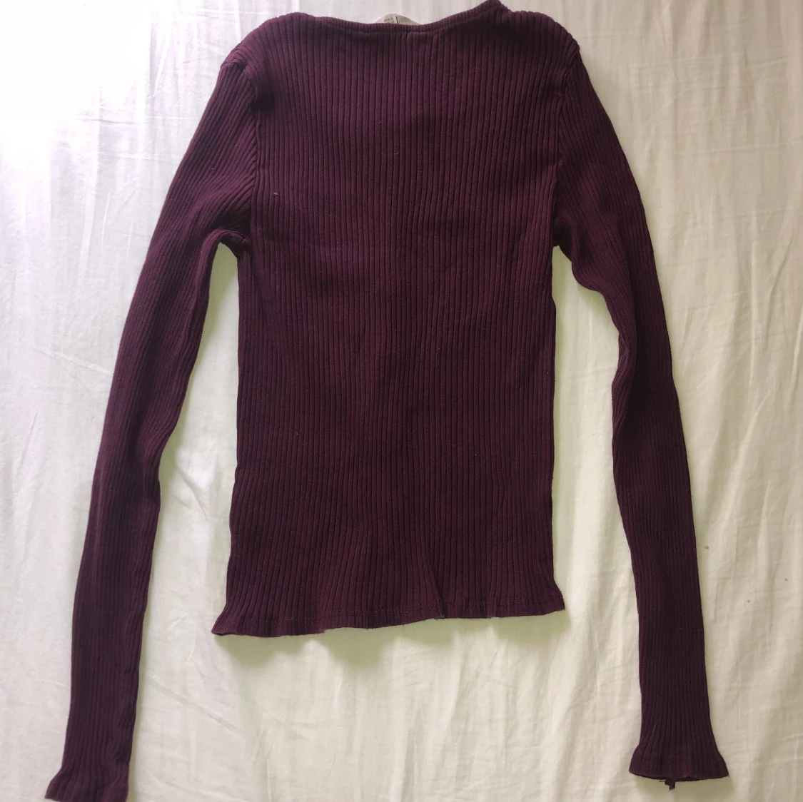 Mörklila ribbad kofta med knappar - 3