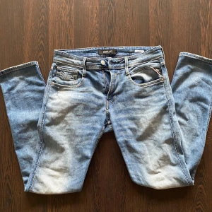 Replay Anbass ljusblå jeans - Säljer ett par Replay Anbass jeans i ljusblå tvätt. Storlek 30/30. Skick 8/10