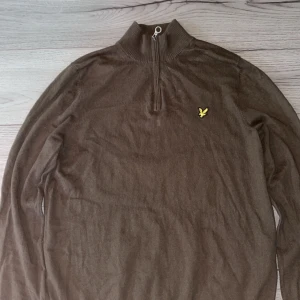 Grön halvzip tröja från Lyle & Scott  - Säljer min gröna  långärmade tröja från Lyle & Scott. Tröjan har det klassiska gula logobroderiet på bröstet och är tillverkad i mjukt material. Perfekt för lager-på-lager och enkel att matcha. Tyvärr har den ett litet hål i ena armvecket men det är inget som syns när den sitter på. 
