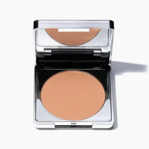 CAIA Soft Focus Powder Chocolate - Puder från CAIA i nyansen Chocolate. Kommer i en snygg, spegelblank silverförpackning med inbyggd spegel.  använd max 2 gånger