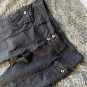 Svarta bootcut jeans med knappar - Snygga lågmidja svarta byxor från Brandy Melville. Storlek S!