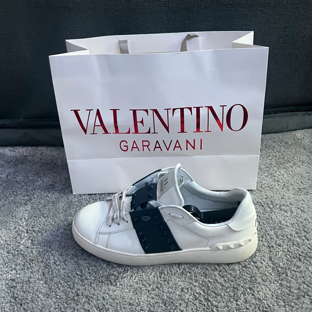 Säljer ett par vita Valentino Garavani sneakers i storlek 43. Skorna är i fint skick (8/10) | kommer med originalpåse | Ny pris cirka 7000kr | Några nitar saknas, men det påverkar inte helhetsintrycket Pris kan diskuteras vid snabb och smidig affär!! . Kengät.