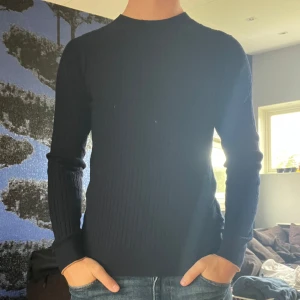 Kabelstickad mörkblå tröja  - Soft kabelstickad tröja från Jack & Jones, storlek S. Normal passform och mkt bra skick. Skriv vid frågor eller funderingar 🤩🍾