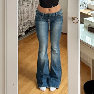 Lågmidjade bootcut jeans - Vintage från Dissy m lapp kvar💓midja 39 innerben 86 