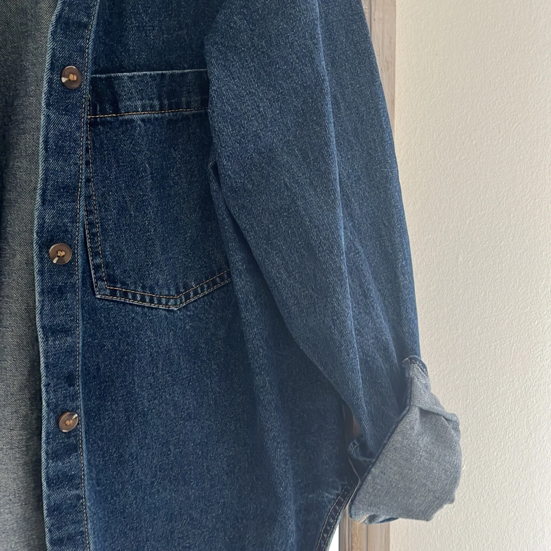 Mörkblå jeansskjorta med knappar - 3