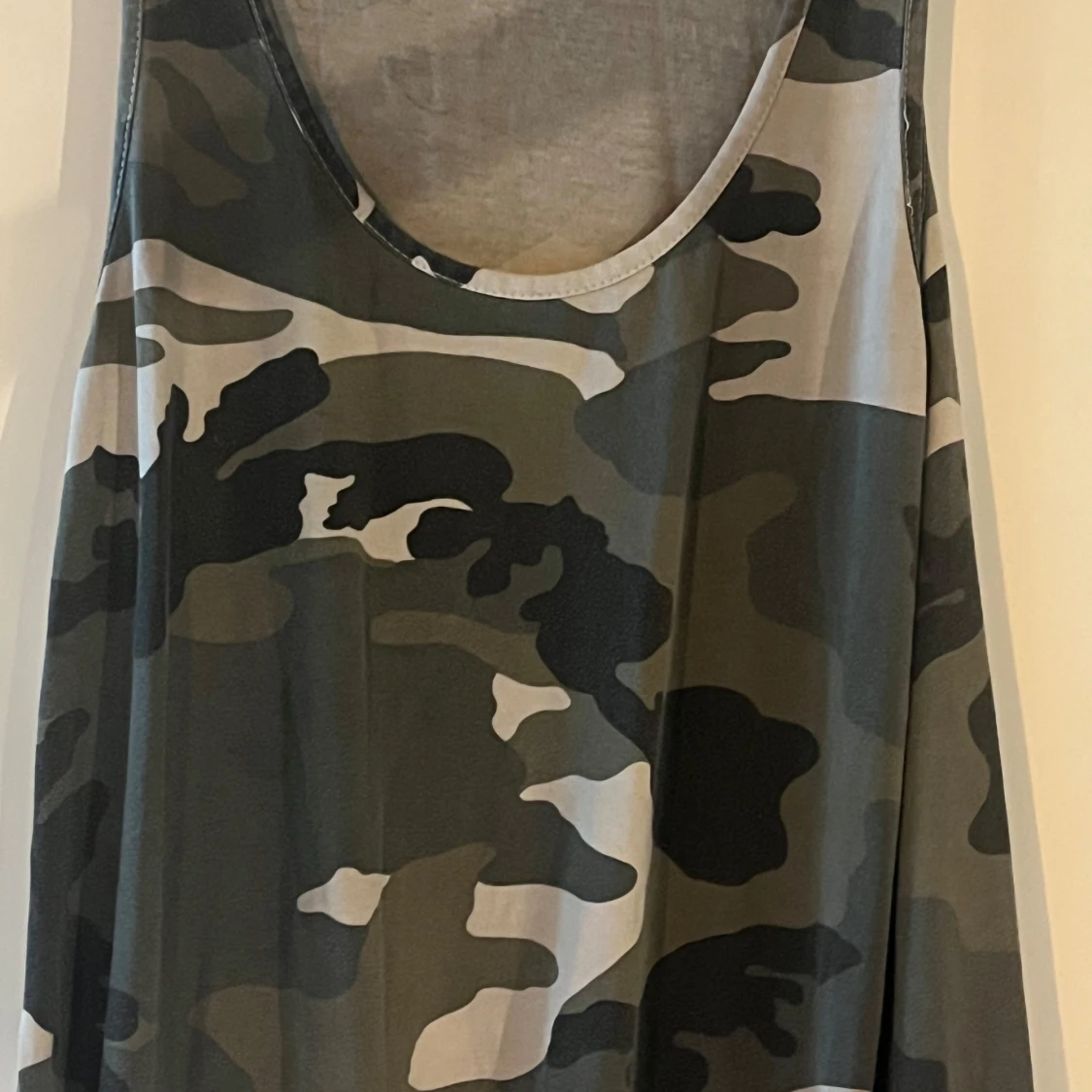 Långklänning med camouflage-mönster - 1