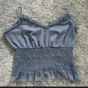 Grå croppad linnetopp med volang - Så söt topp. Vet inte märker då lappen är avklippt från tidigare ägare❤️