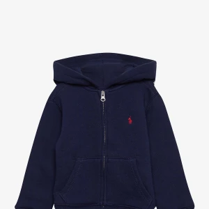 Mörkblå hoodie med dragkedja från Ralph Lauren - Säljer en mörkblå hoodie från Ralph Lauren med dragkedja och huva. Tröjan har två fickor framtill och en liten röd broderad logga på bröstet. Perfekt för en avslappnad stil. Släjer den pågrund av att den inte kommer till användning💕 (pris kan diskuteras)