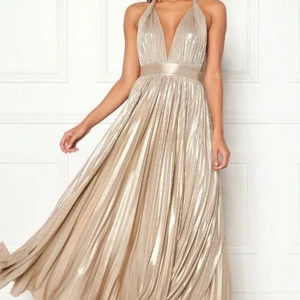 Champagnefärgad balklänning med halterneck - Säljer min helt oanvända balklänning köpt för något år sedan! Jätte fin och perfekta klänningen till bal eller andra festligheter🥰🥰Tror inte exakt denna finns kvar på bubbleroom utan den som finns är i en lite annorlunda färg.