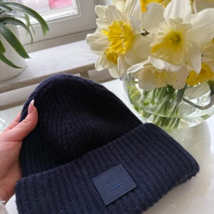 Äkta Acne mössa - Jättefin äkta blå Acne studios mössa till salu, endast andvänd 1 vinter så den är som ny. Denna blå modell är svårt att få tag på. Kvitto finns. Finns i Linköping annars kan jag posta och då får man såklart postbevis samt spår nummer. 900kr ☺️