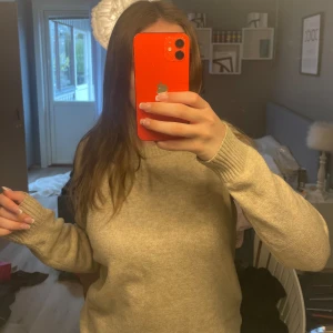 Beige stickad tröja - Säljer en fin beige tröja som är lätt att styla! Endast använd 2-3 gånger, väldigt bra skick!💕