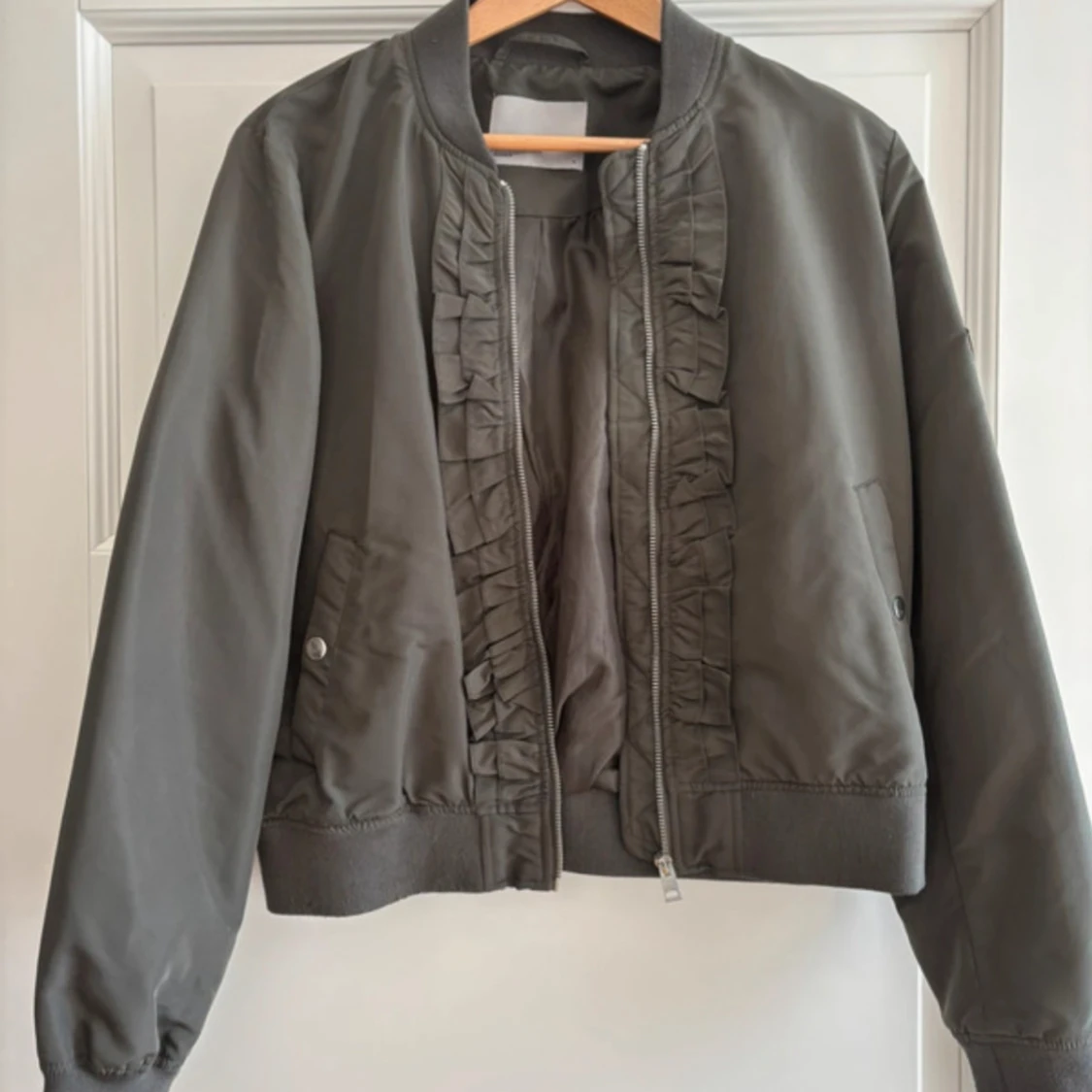 Bomberjacka med volang