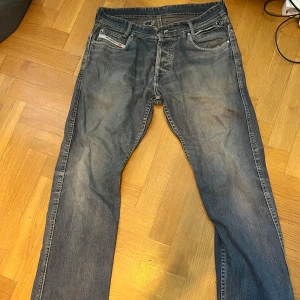 Vintage Diesel Jeans - Coola diesel straight jeans men extremt nice wash och detaljer. Perfekt kvalitet, knappt använda och inga speciella repor eller någonting sånt! Mått: 112cm från topp till botten, 40cm över midjan. Fråga gärna om mer mått! (obs har katt i huset)