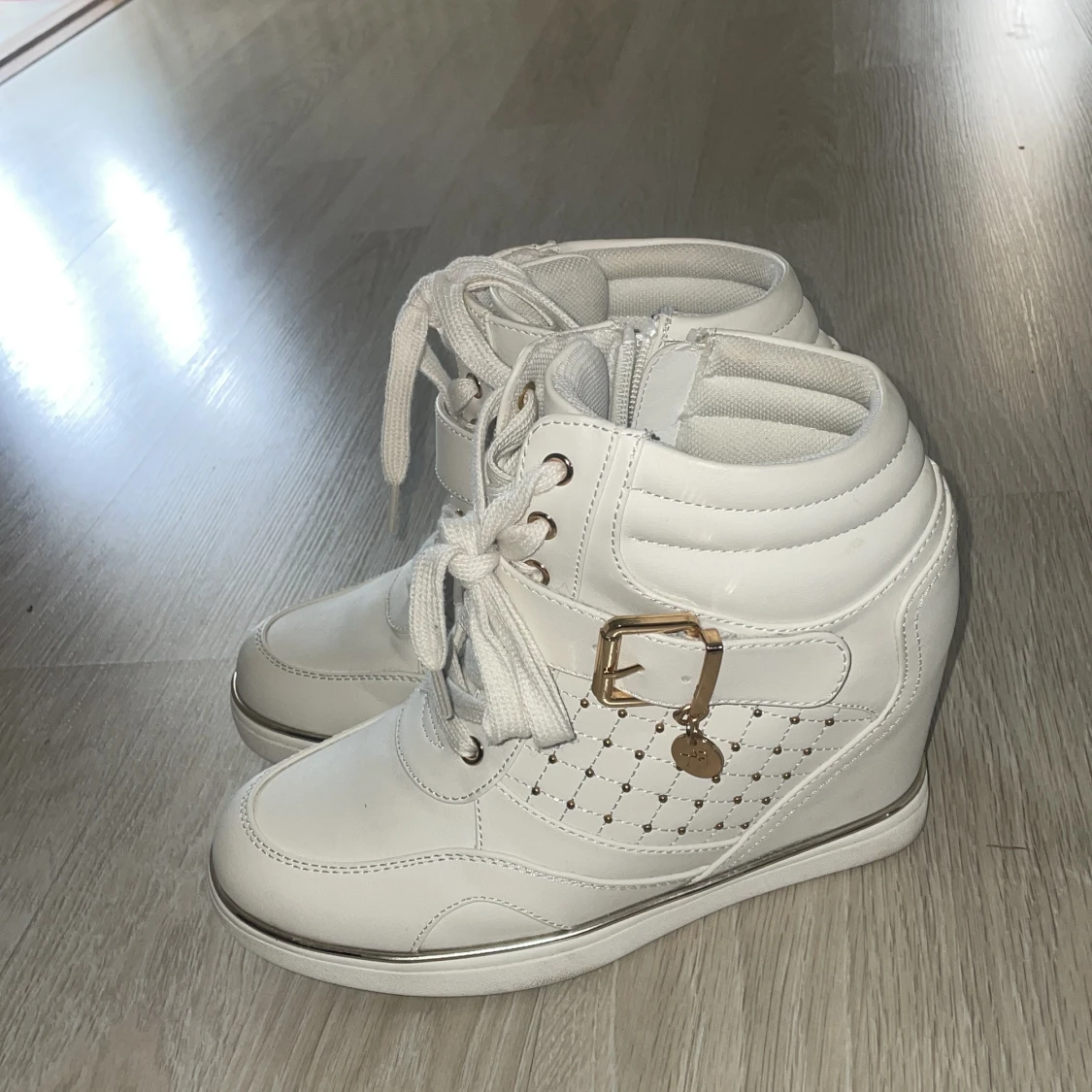 Vita sneakers med kilklack och gulddetaljer - 1