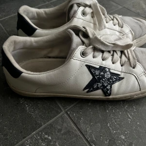 Vita sneakers med svart stjärndetalj - Super snygga next skor🩷dom är använda, men gör rent dom innan dom skickas🩷