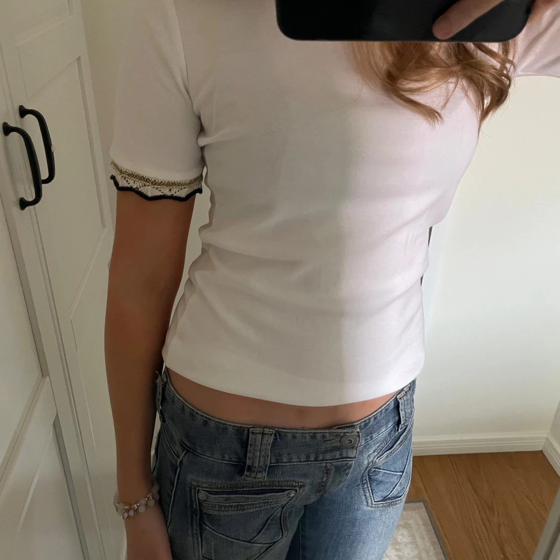 Vit topp med spetsdetalj