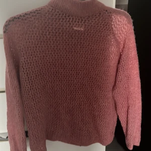 Rosa stickad tröja med hålmönster - Rosa stickad tröja från märket dobber, använder inte därför säljer jag den. Storlek S.