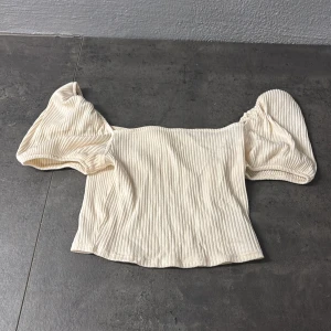 Ribbad jättefin topp i beige💕 - Jättefin topp i beige med ribbad struktur och puffiga korta ärmar.💞använd jätte några gånger.