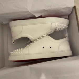 Loubs - Hej, säljer nu riktigt snygga Christian Louboutins åt min syster! I färgen vit, skorna ser sprillans nya ut, i skick 9,5/10. Vid minsta fundering hör av er😊