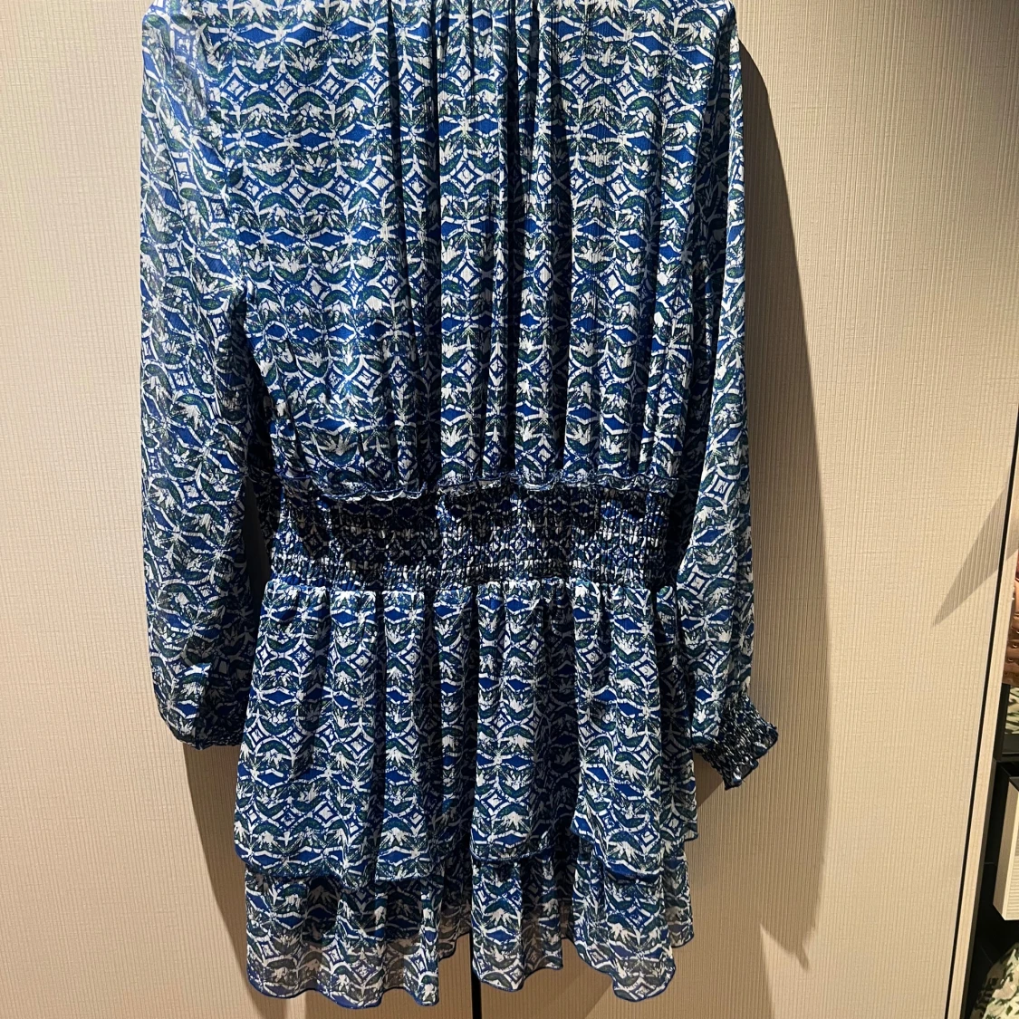 Blåmönstrad långärmad klänning  - 2