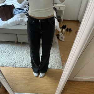 Lågmidjade jeans  - Lågmidjade jeans från NA-KD i strl 36 och färgen ”svart”. Så så snygga jeans som går hela vägen ner på mig som är 176cm🫶🏼 Använda fåtal gånger och har inga tecken på användning (alltså inga defekter). Nypris 699kr💕