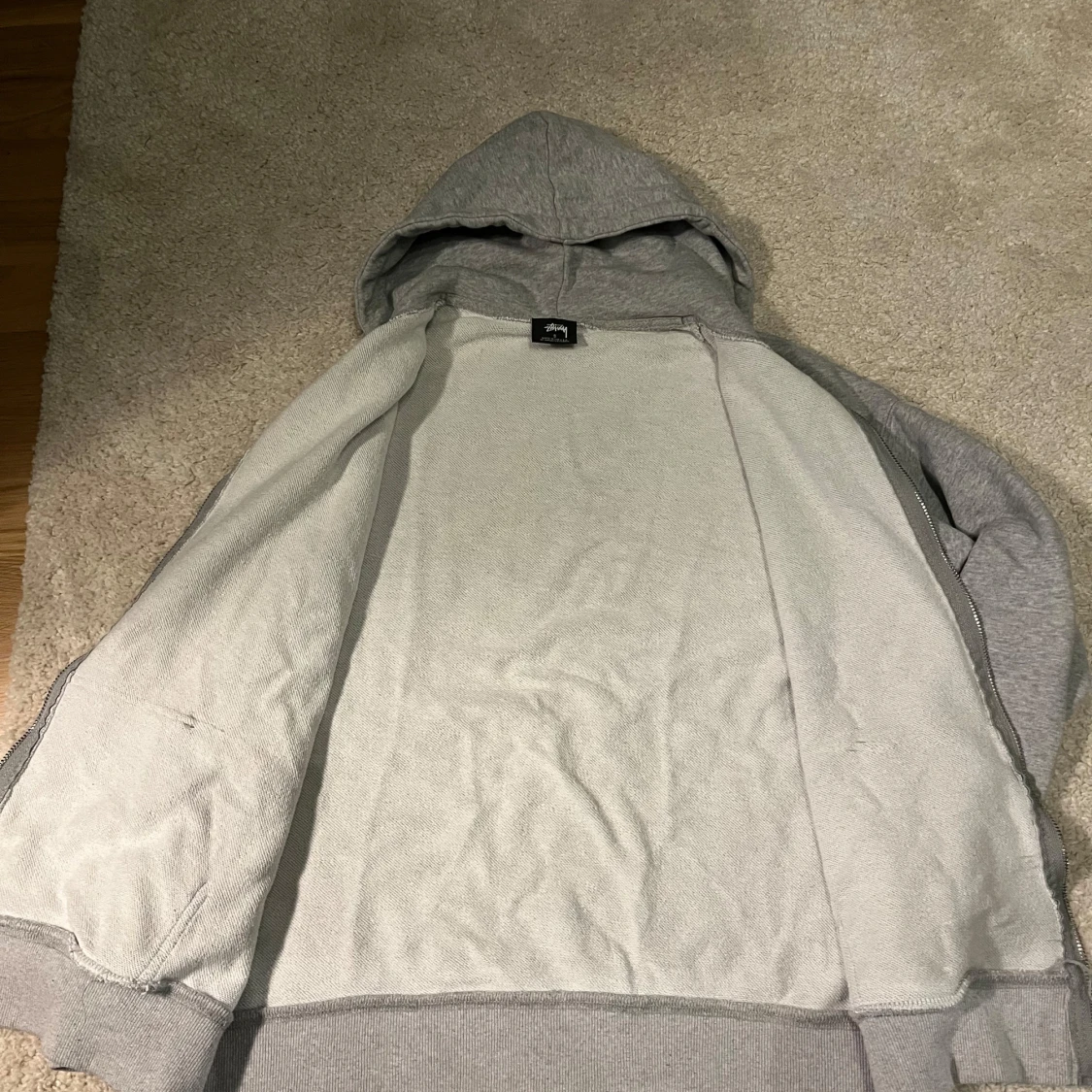 Grå hoodie med dragkedja från Stüssy - 3