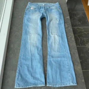 Lågmidjade jeans  - Så snygga lågmidjade jeans med slitningar!!Köpta här på plick o måste tyvärr sälja då de var försmå för mig😓 (Lånade bilder) ❣️
