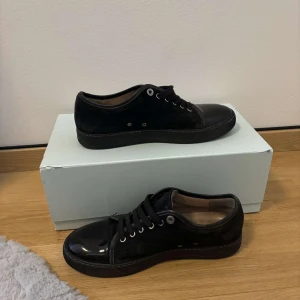 Lanvin captoe sneakers - Lanvin captoe sneakers | Detta är marknadens fetaste, populäraste & mest eftertraktade sko inför våren! | Skick 9/10, OTROLIGT BRA! | Storlek uk 6-EU 40, men passar även 41-41,5 då de är lite större i storleken enligt oss | ALLT OG-Kvitto-Box-Dustbag-snören | Priset är alltid diskuterbart vid snabb affär! | Hör mer än gärna av dig vid minsta möjliga fråga eller fundering så svarar vi med glädje! | GardeGrisch - Registrerat företag 😄