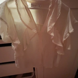 Blus från vila - Jättesöt använd en gång, pris kan diskuteras