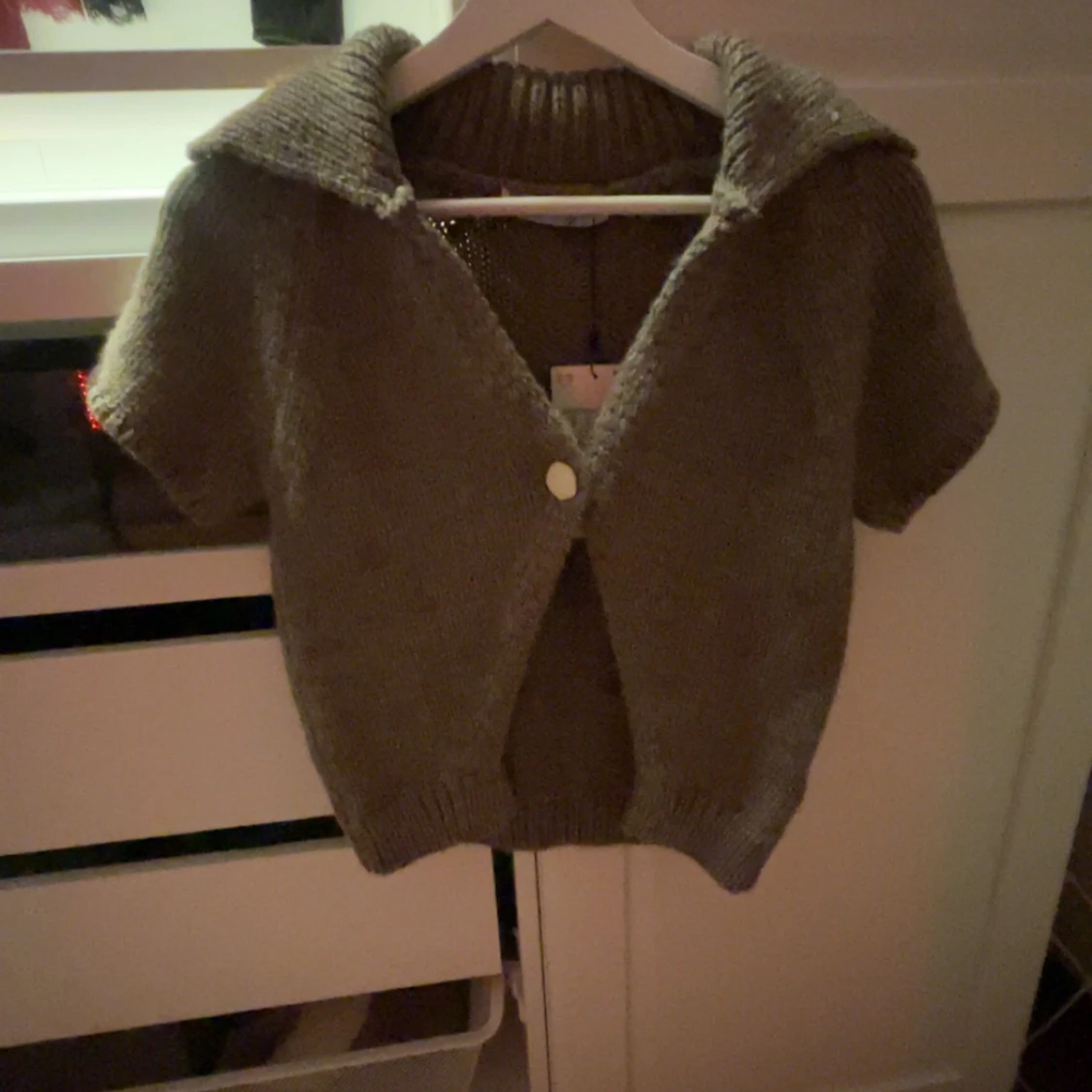 Stickad brun kortärmad kofta från Zara