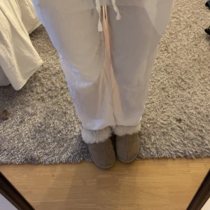 Svarta och vita linnebyxor  - Linnebyxor från Gina Young