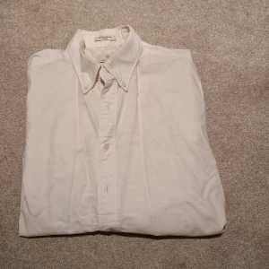 Vit skjorta från Oscar Jacobson - Klassisk vit skjorta från Gant oxford med knappar framtill och krage. Perfekt för dig som gillar stilrena och tidlösa plagg. Skjortan är i bomull och har lång ärm.