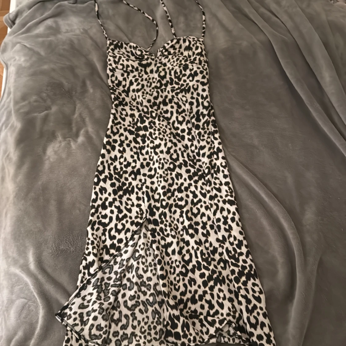 Leopardmönstrad klänning med smala axelband - 3