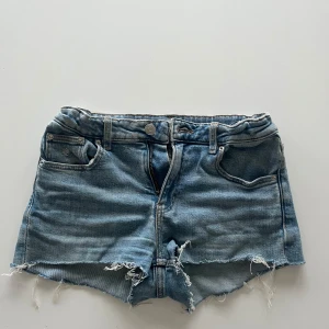 Lågmidjade jeansshorts  - Säljer dessa snygga jeansshortsen från Gina💓 de är egenklippta så var jeans innan! Storlek 158. Finns så man kan ändra de i midjan, se bild 4💕priset går att diskutera, hör av er vid frågor🥰