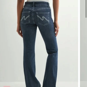 Blå bootcut jeans med broderade bakfickor - Snygga blå jeans med bootcut passform och broderade detaljer på bakfickorna💕använda få gånger!