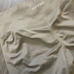 Gråa tights från DFYNE - Säljer ett par gråa seamless tights från DFYNE (Scrunchen syns lite då det är dynamic)