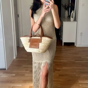 guld stickad långklänning med fransar - guldig strandklänning från zara. st m men passar mig som normalt bär xs. 