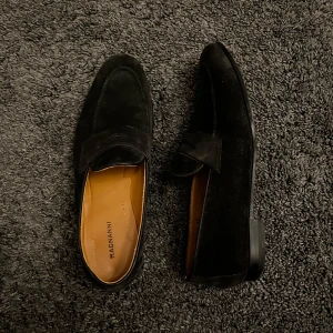 Mockasiner  - Riktigt feta mockasiner som är lite finare och passar perfekt till en utekväll men även en finare middag eller bröllop. Väldigt bekväma. Storlek 42 