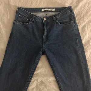 & Other Stories Jeans  - Utsvängda jeans från & Other Stories. Passar ungefär 36. Pris kan diskuteras! 
