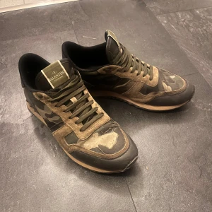 Valentino Garavani rockrunners  - Tjenare! Säljer nu ett par Valentino rockrunners. Skick 8/10. Ny pris 7000kr, mitt 1349kr. Har tyvärr inget kvitto eller låda då priset är så lågt. Om det är något du undrar så är det bara att säga till så löser jag det😊