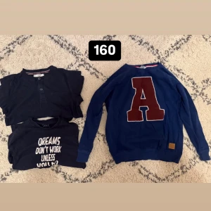 3 stycken tröjor i olika färger och mönster  - Säljer en blå sweatshirt  med en stor röd bokstav A i sammet på bröstet och en liten läderpatch vid nederkanten. Tröjan har långa ärmar och klassisk rund hals. Perfekt för dig som gillar vara stilig! Samt 2 andra tröjor i olika färger och design (: