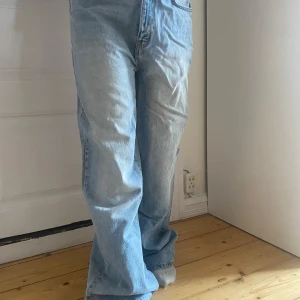 Ljusblåa wide jeans - Säljer ett par ljusblåa jeans med bred passform och raka ben. Jeansen har klassiska fickor både fram och bak samt normal midja. Perfekta för en avslappnad och trendig look. Från lager157, dom är inte lika baggy som det ser ut bara att modellen är kort. 