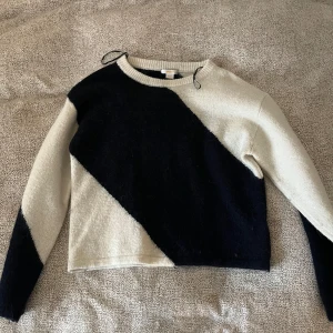 Svart och vit stickad tröja från Gina Tricot - Säljer en snygg stickad tröja från Gina Tricot i storlek 158/164. Tröjan har ett coolt svart och vitt mönster i diagonal design och är långärmad med rund hals. tyvärr för kort 🥰 ( den är lite nopprig )