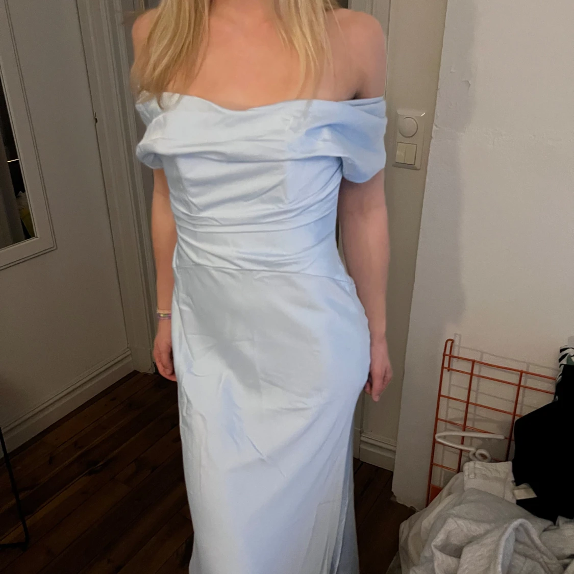 Ljusblå axelbandslös långklänning - 1