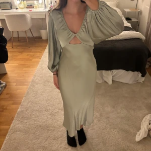 Olivgrön långklänning från Billy J - Säljer en olivgrön långklänning från Billy J. Klänningen har öppen rygg med snörning. Den är endast testad och passar mig som vanligtvis har S