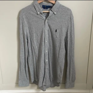 Ralph lauren skjorta  - Hej! Säljer denna Ralph lauren skjorta i jättefint skick. Nypriset låg på 1600 mitt pris 499. Kom gärna med prisförslag 