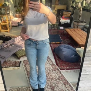 Ljusblå bootcut jeans - Säljer ett par slutsålda  ljusblå jeans med bootcut passform. Jeansen är även lowwaist💕