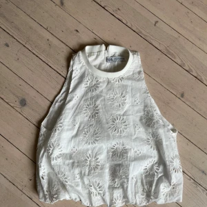 Vit broderad linnetopp från Zara - Säljer min vita topp med mönster på för att den inte kommer till användning❤️ Den är nästan aldrig använd och är som ny, passar både XS och S.