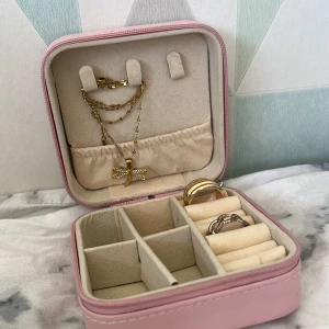 Smycken guld  - Säljer några smycken i guld. Kontakta gärna om prisförslag innan du köper!💗