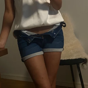 Lågmidjade jeansshorts  - Säljer dessa superfina jeans i st 34